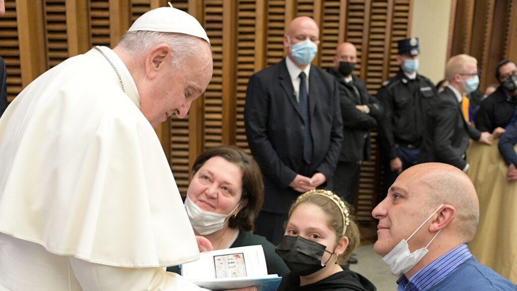 Eugenio Ruberto 14 anni sulla terra - Papa Francesco legge il libro di Eugenio Ruberto