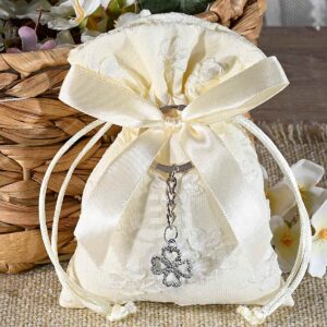 Sacchetto in stoffa ricamata con portachiavi quadrifoglio